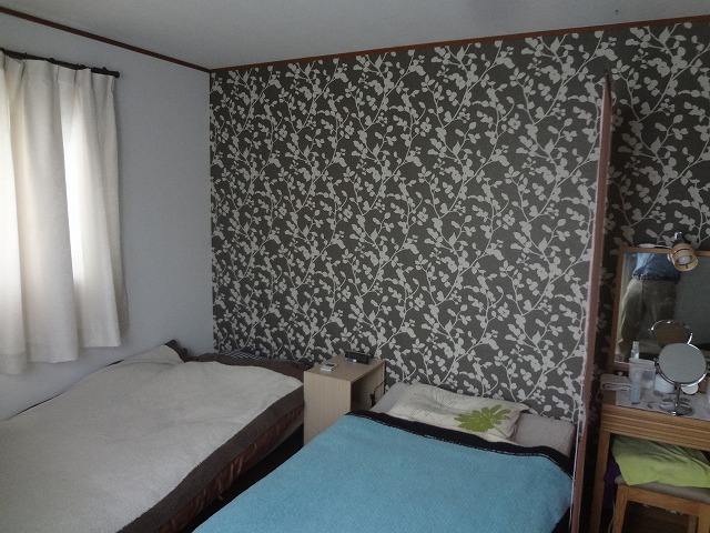 穴補修から一面張替えの寝室